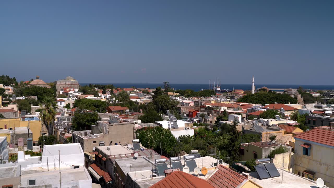 그리스 로도스: 지중해 근처의 중세 건축물을 보여주는 술레만 모스크와 함께 오도스 소크라토스 (소크라테스 거리) 의 공중 드론.