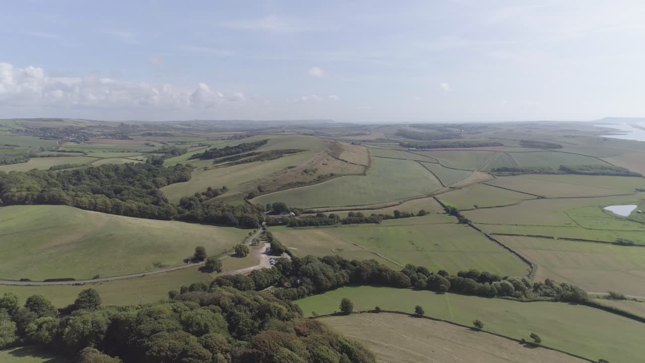 Paesaggio verde con dolci colline e campi