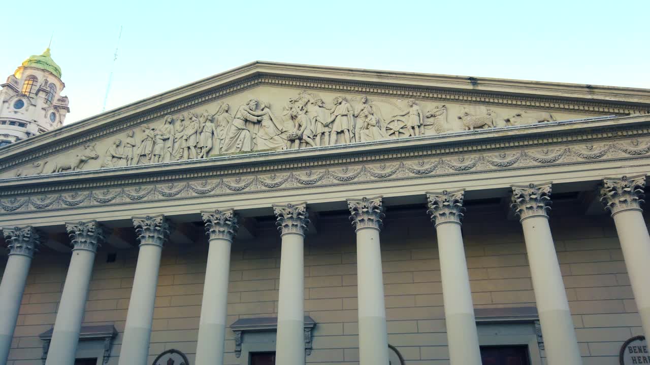 부에노스아이레스 메트로폴리탄 대성당의 신고전주의 전면에는 화려한 기둥과 화려한 조각이 있습니다.