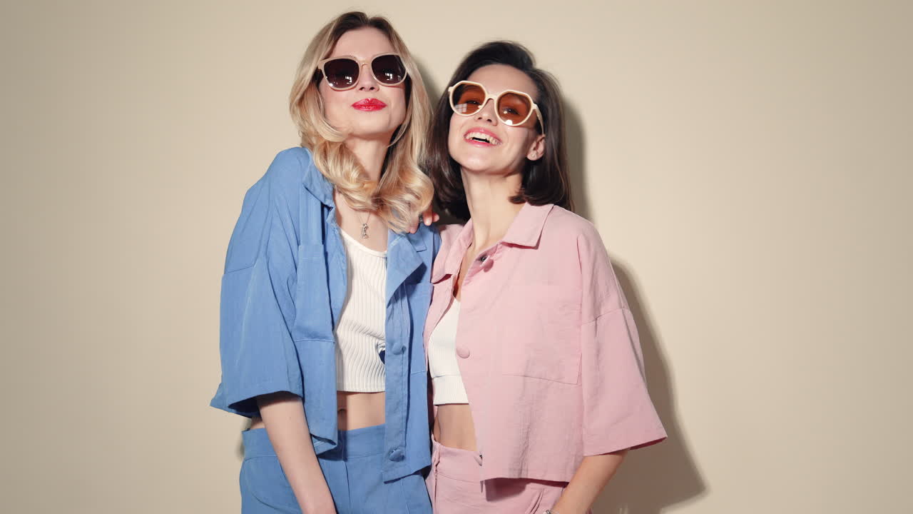 트렌디 한 여름 의복 을 입은 두 여자