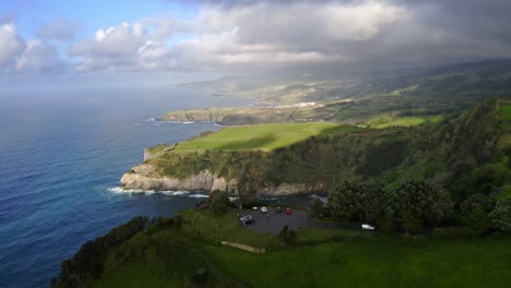 Mirador-De-Estacionamiento-Pequeño-Con-Vistas-A-Las-Costas-De-Los-Acantilados-Después-De-La-Tormenta,-Azores