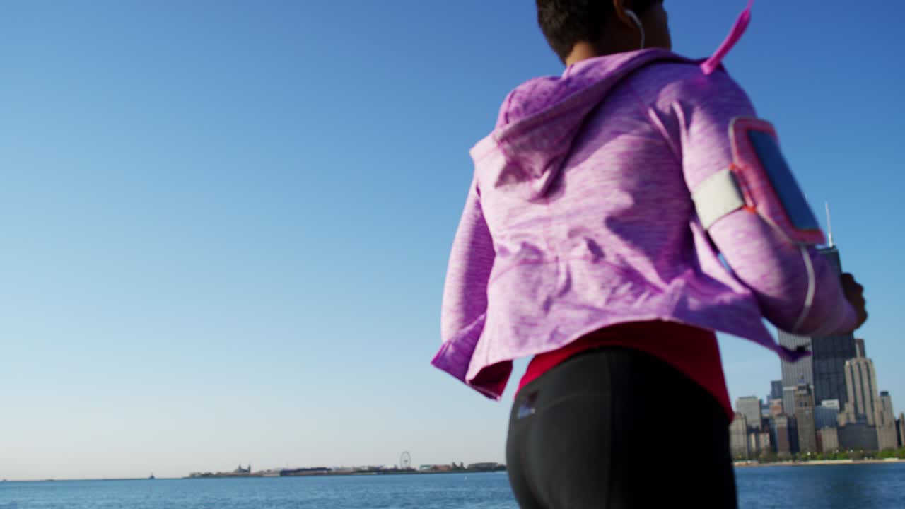 도시에서 달리는 불의 민족 여성