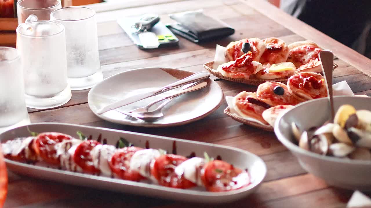 나무 테이블 에 맛있는 음식 들 이 배열 되어 있다