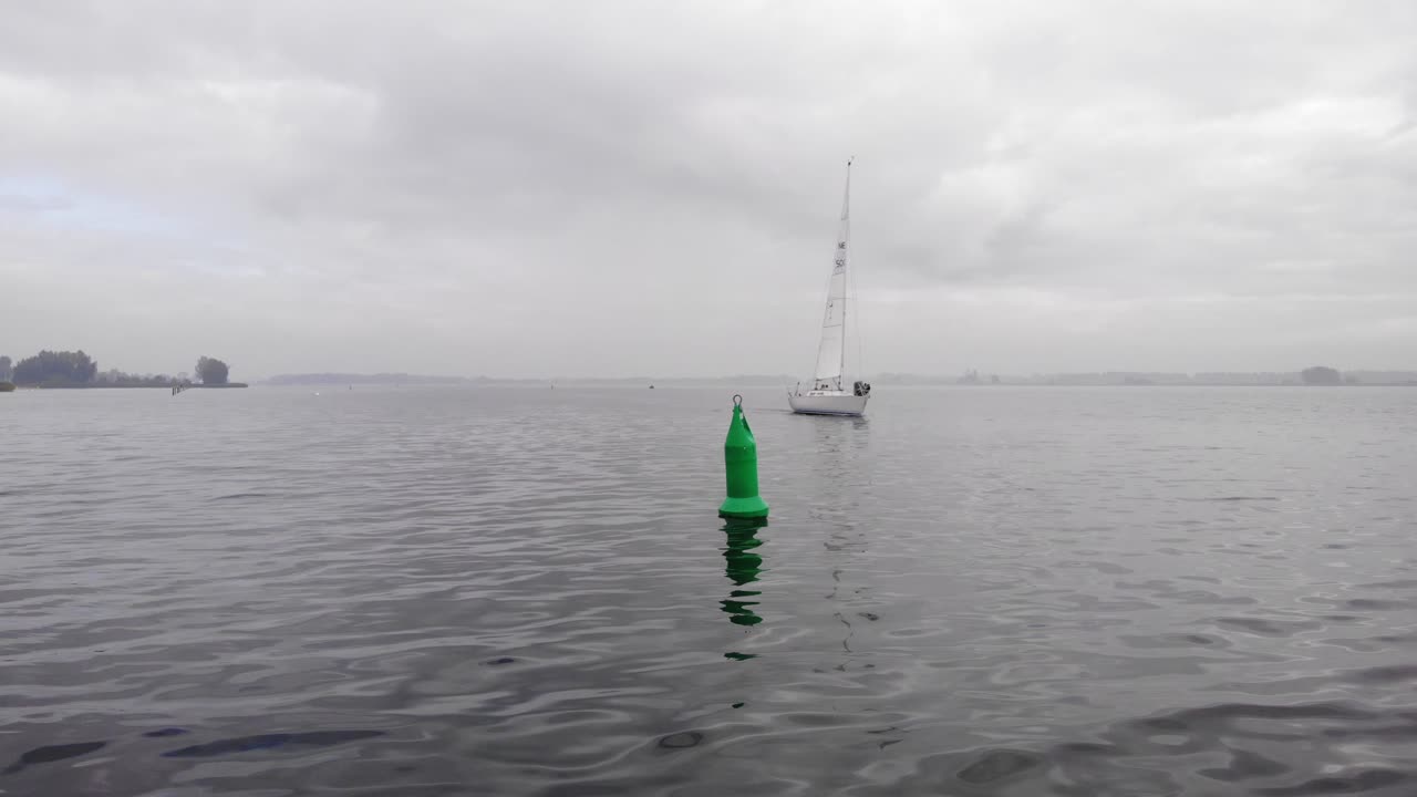 las velas de los yates holandeses navegan por el lado derecho de las boyas