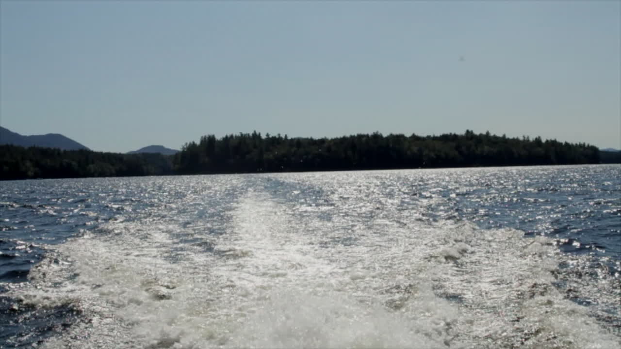 이것은 사라낙 호수 주변을 여행할 때 배 뒤에서 물이 휘젓는 장면입니다.