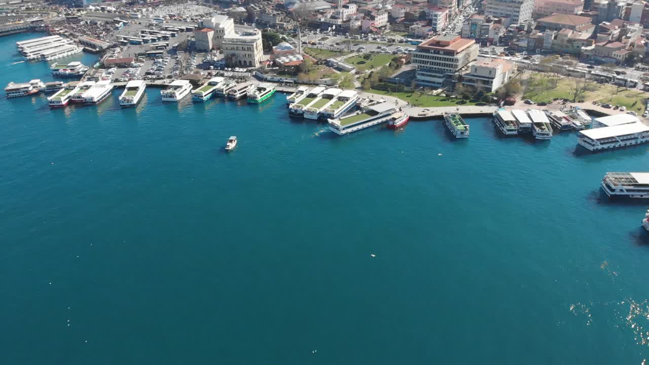 아름다운 도시 풍경과 도시 생활: 에미노네 구의 명소, 투리올 항구 연안의 페리, 이스탄불의 새로운 모스크, 황금  근처 여행, 스 비디오, 에미노노네 구, 이스탄부르, 터키