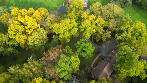 Luftdrohnenansicht-Des-Hauses-Während-Der-Herbstsaison