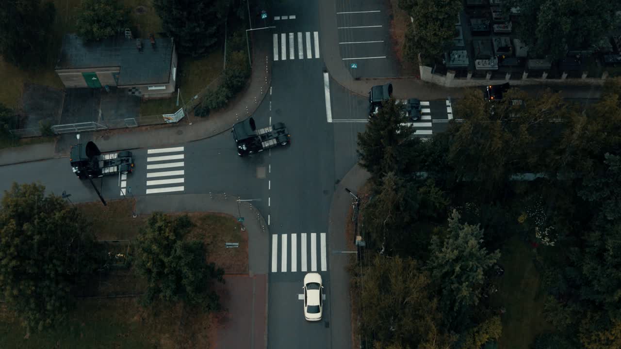 트럭 호송 사거리와 강렬한 공중 샷