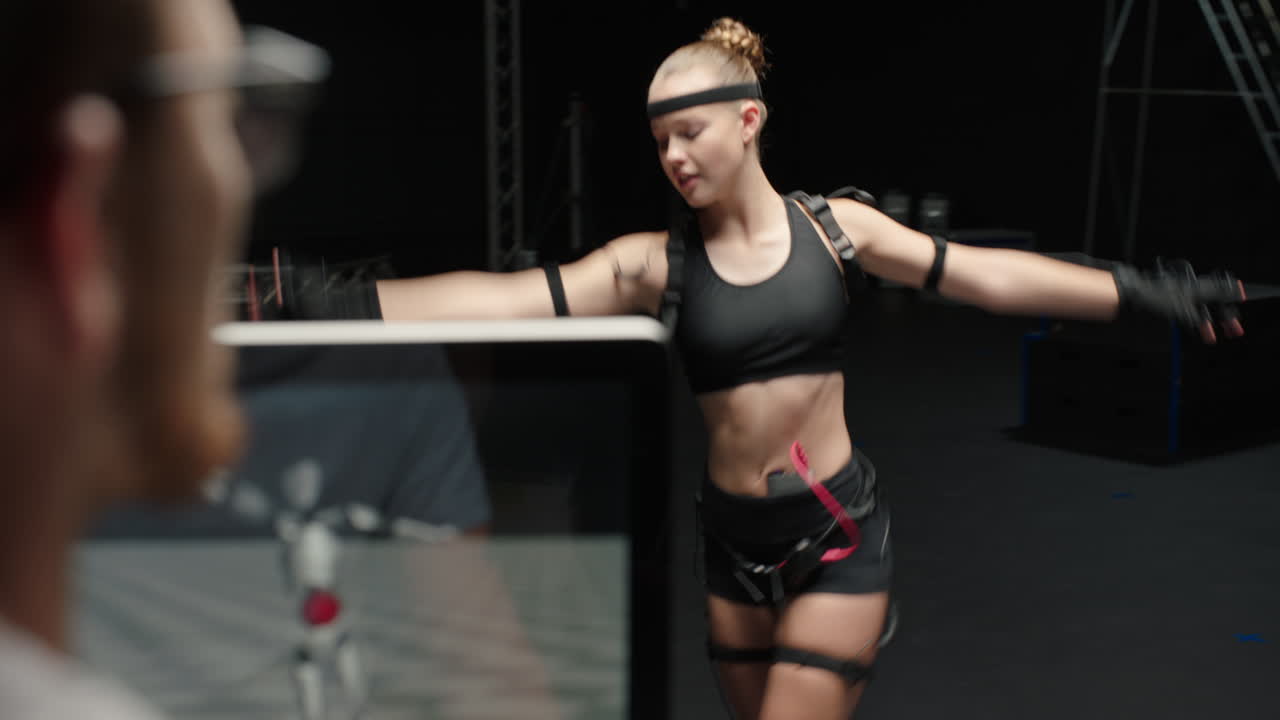 스튜디오에서 모션  ⁇ 처 슈트를 입은 춤추는 여성 발레 댄서 소녀 가상 현실 기술에 대한 3d 캐릭터 애니메이션을 위해 모  ⁇  슈트를 입은 소녀