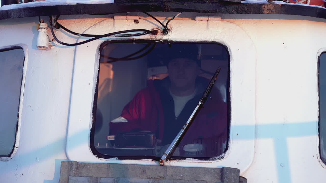 겨울 에 배 를 이끌고 있는 선장