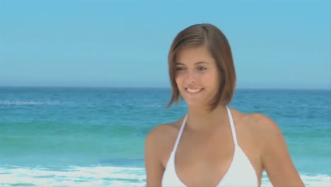 Hermosa-Mujer-Jugando-Con-Una-Pelota-De-Playa