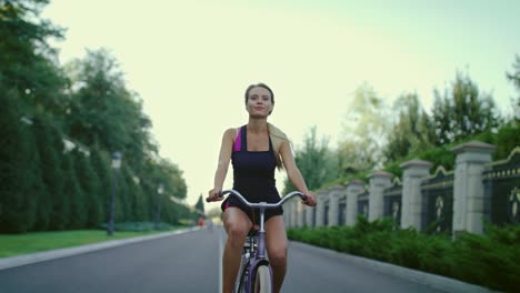 Mujer-Atleta-Montando-Bicicleta-En-El-Parque-De-Verano.-Deporte-Y-Estilo-De-Vida-Activo