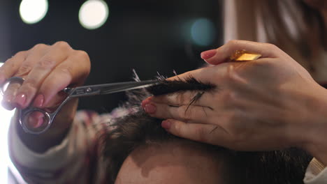 cliente visitando a la peluquera en la barbería