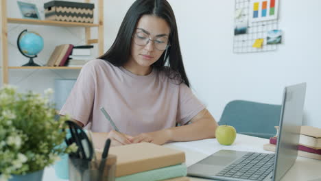 estudiante que estudia en el hogar