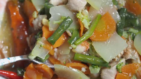 жареная курица и овощи