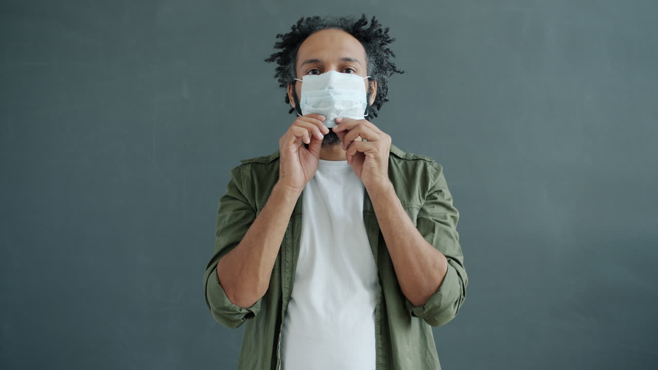 얼굴 마스크를 조정하는 남자