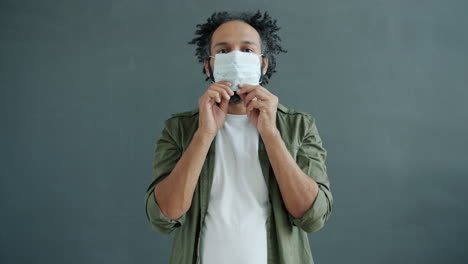 hombre ajustando la máscara facial