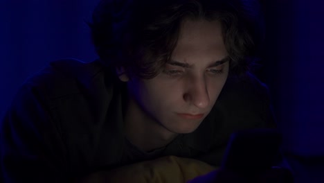 adolescente usando el teléfono inteligente por la noche
