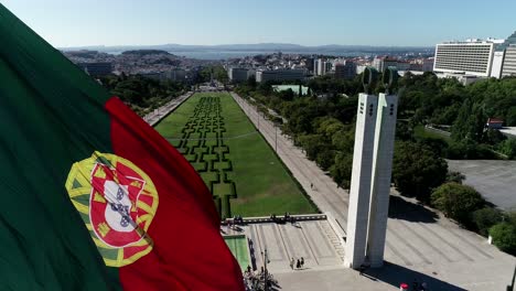 bandera nacional portuguesa en movimiento en lisboa, portugal