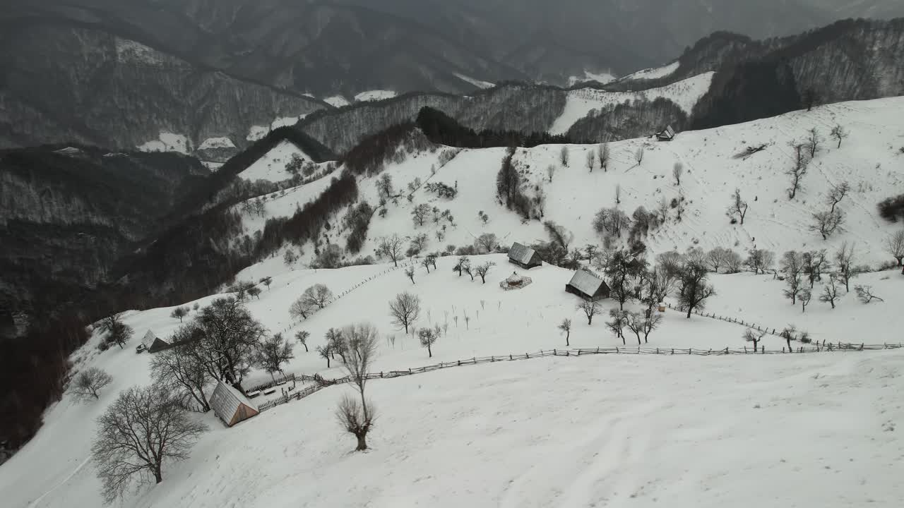 몇 개의 외로운 집과 함께 cinderella 산 위에 장엄한 해가 뜨는