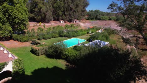 Der-Blaue-Pool-Befindet-Sich-In-Einem-Gepflegten-Rasengartenbereich-Hinter-Einem-Klassischen-Portugiesischen-Anwesen