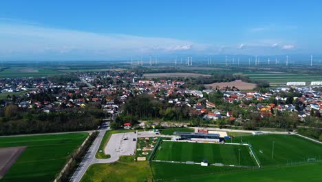 aéreo - paisaje urbano de ebreichsdorf, austria y turbinas eólicas, plano amplio hacia adelante