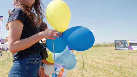 chica fanática de los deportes sosteniendo globos y animando