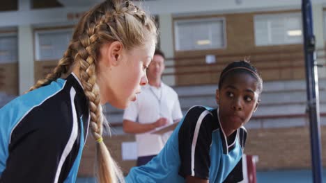 Spielerinnen-Interagieren-Miteinander,-Während-Sie-4k-Volleyball-Spielen