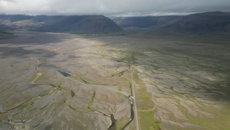 trenzas de río capturadas desde arriba en el sur de islandia