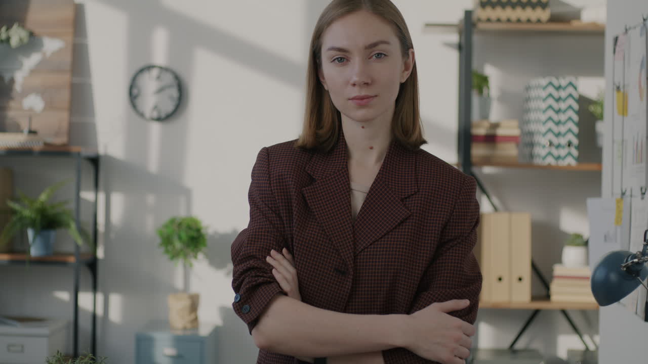 уверенная бизнес-женщина в современном офисе
