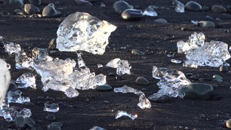 Eisberge-Sitzen-Auf-Schwarzem-Sand-Diamond-Beach-Jokulsarlon-Im-Arktischen-Island-Poliert-Und-Glitzernd-Wie-Juwelen-2