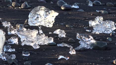 los icebergs se sientan en la playa de diamantes de arena negra jokulsarlon en el ártico islandia pulidos y relucientes como joyas 2