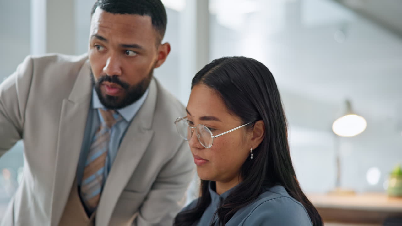 corporativo, gerente y empleado con ayuda