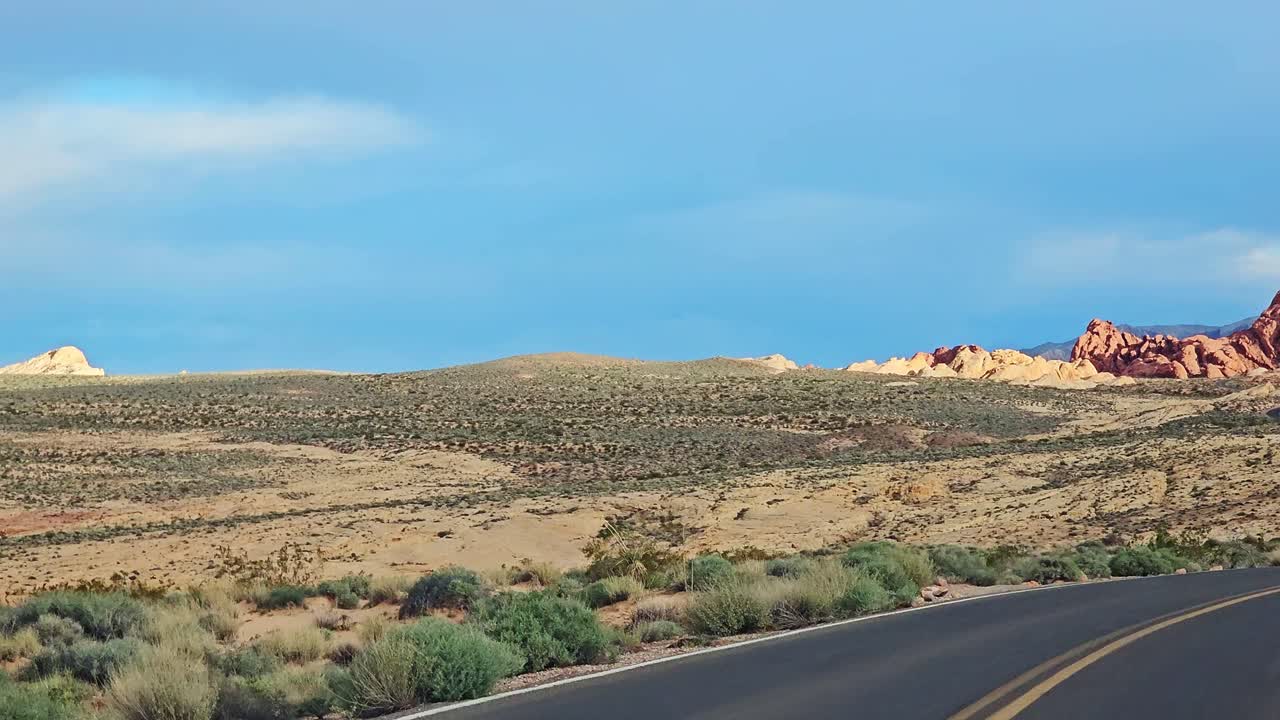 conduciendo a lo largo de la carretera de la costa norte en nevada hacia el valle de fuego con vistas panorámicas del paisaje rocoso, nevada, estados unidos