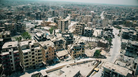 Una-Toma-De-Cámara-Aérea-De-La-Ciudad-Siria-De-Raqqa-Muestra-La-Destrucción-Masiva