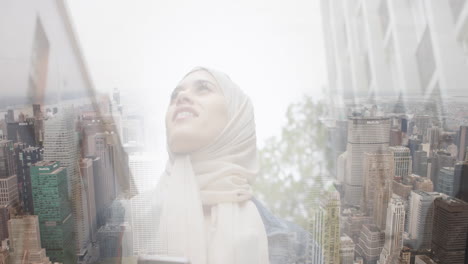 animación de una mujer asiática sonriente en hijab usando un teléfono inteligente sobre el paisaje urbano