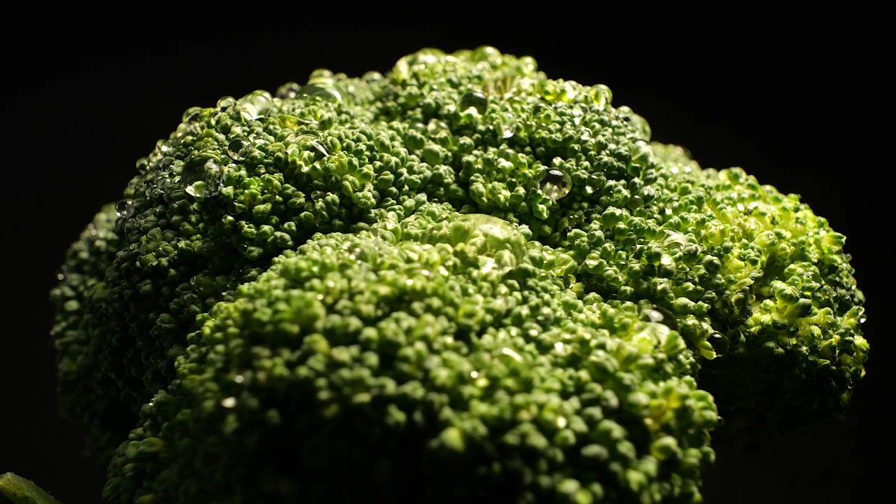 Primo piano 50p di un fioretto di broccoli freschi che ruota in movimento.