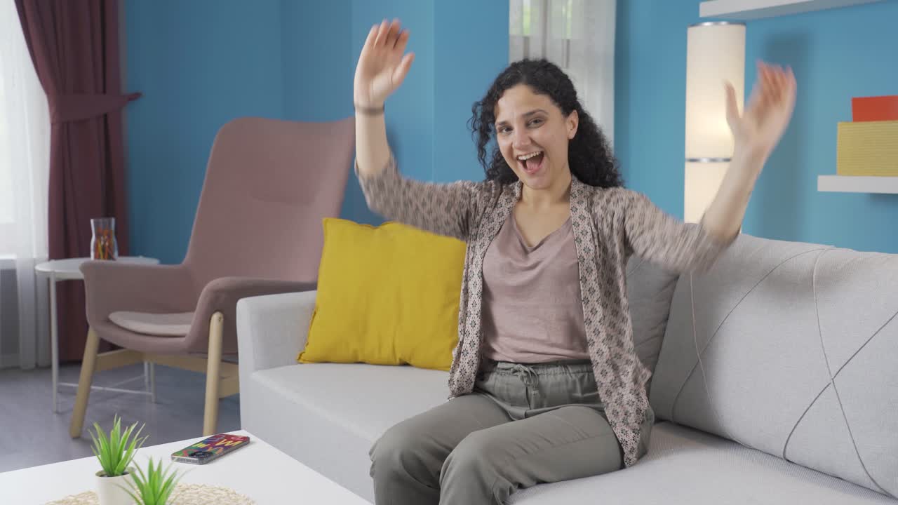 una joven haciendo un símbolo de corazón para la cámara.