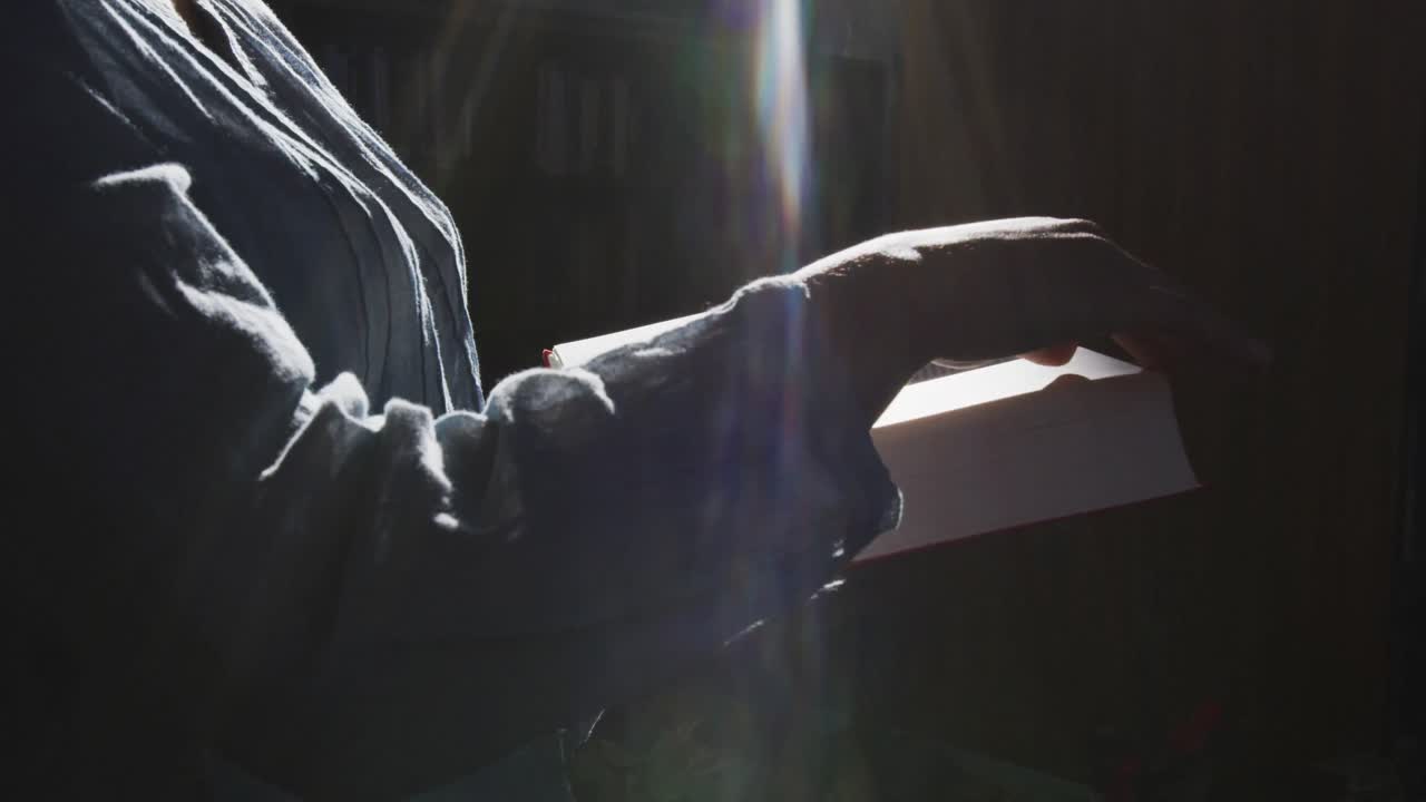 책 을 들고 읽고 있는 아시아 여자 학생