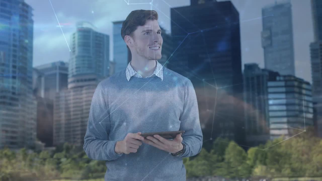 animación de un empresario caucásico usando una tableta y una red de conexiones sobre el paisaje urbano