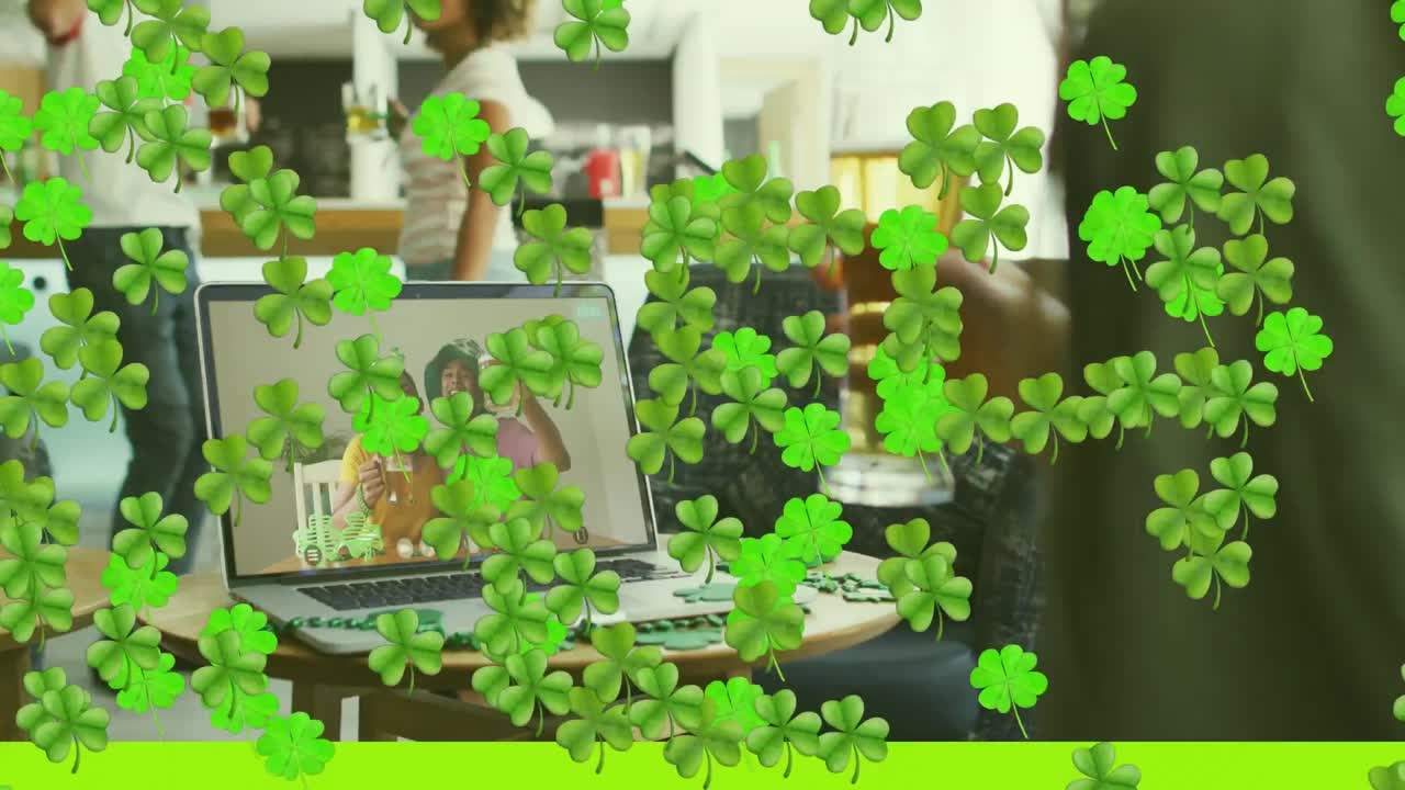 листья клевера плавают на женщине, держащей пиво, имеющей видеозвонок на ноутбуке в баре