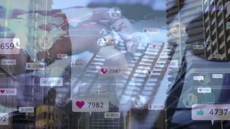 Animation-Von-Social-Media-Symbolen-Und-Weltkarte-über-Einem-Menschen-Mit-Laptop-Und-Stadtbild