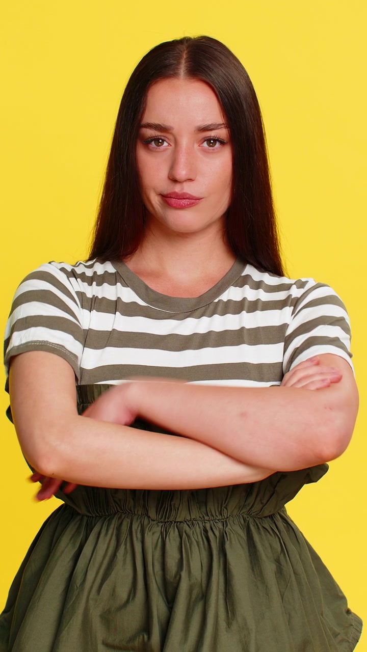 Donna che agita il dito con rabbia scuotendo la testa ed esprimendo insoddisfazione e disapprovazione con una reazione di rabbia