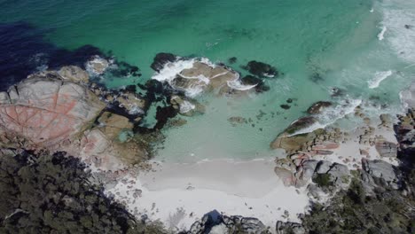 Wellen-Krachen-An-Der-Felsigen-Küste-Des-Strandes-Mit-Klarem-Wasser-In-Sumer-In-Der-Binalong-Bay,-Tasmanien,-Australien