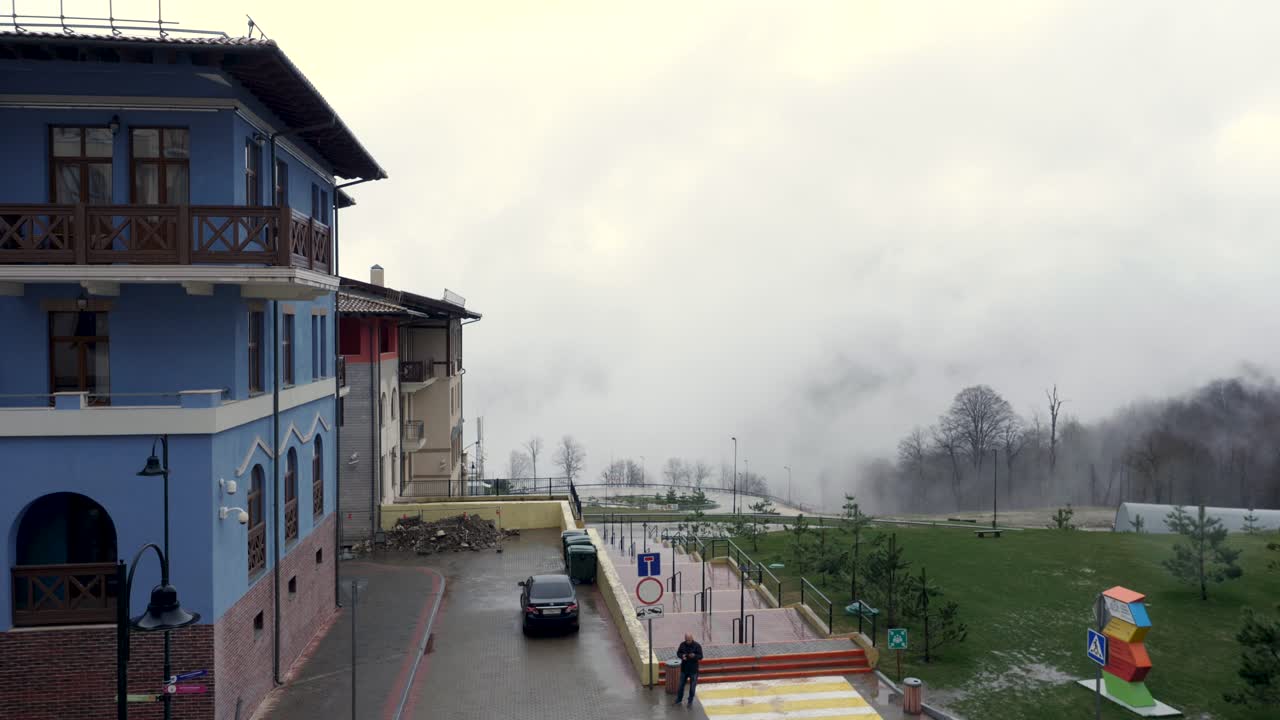 vista de la estación de montaña en tiempo de niebla