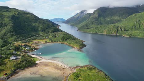 Fiordo-De-Las-Islas-Lofoten-Y-Paisaje-Natural-En-Verano-En-Tengelfjord,-Noruega---Círculos-Aéreos-4k