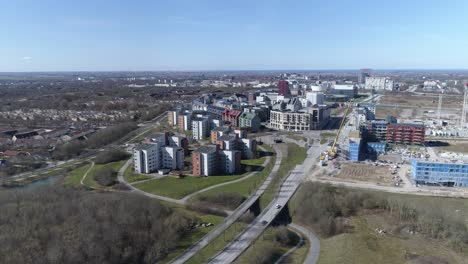 Toma-Circular-Aérea-De-Brunnshög,-ángulo-Alto-Con-Lund-Y-Malmö-En-El-Fondo,-Suecia