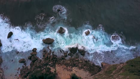 Imágenes-De-Drones-De-Un-Excursionista-Al-Borde-De-Un-Acantilado-En-Uluwatu,-Bali,-Indonesia