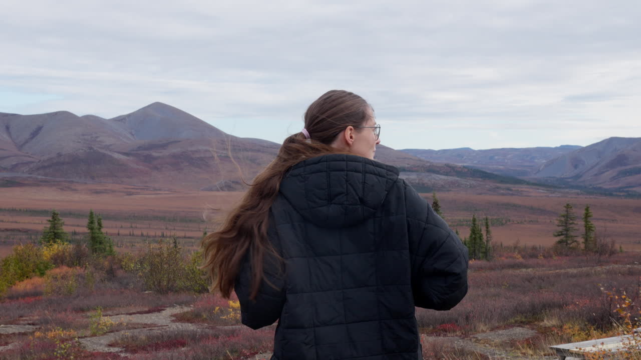 Turista donna che ammira paesaggi scenografici nello Yukon, Canada - Piano medio