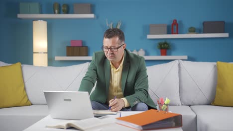 Hombre-Trabajador-De-Oficina-En-Casa-Haciendo-Investigación.